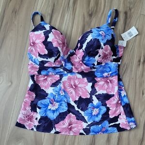 Island Escape Swim Top 16